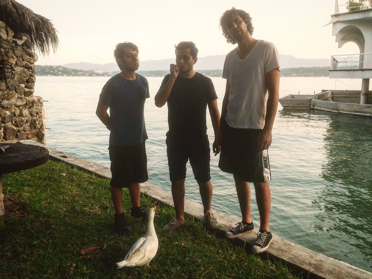deviance_studio's tweet photo. Otro día en la oficina con Rey Mono y Eduardo El Pato. https://t.co/jFBKdn6SLV #RadDays #StudioRecording #ReyMono https://t.co/vWTu0AMN60