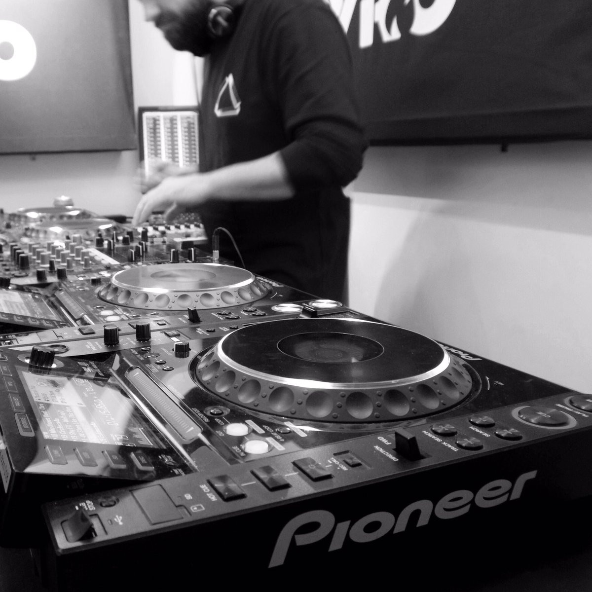 AntonioPyro's tweet photo. #DJForm in the mix in the @PyroRadio #Studio @DJForm #DJ #PyroRadio #KeepItPyro https://t.co/B1upRaVzjc