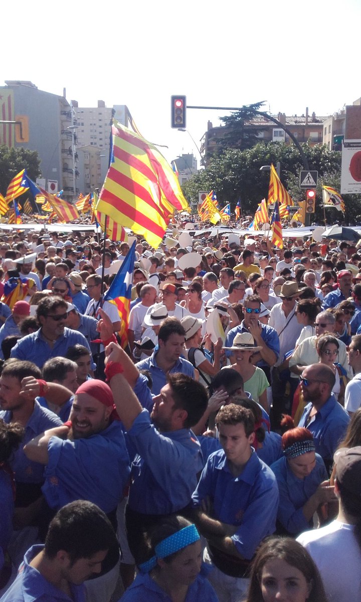 PolGaya's tweet photo. .#apunt11s #apuntsalt #apunt11s2016 #aput ple a vessar a l'actuació de @Marrecs de l'#11S https://t.co/fQdnCky4KO