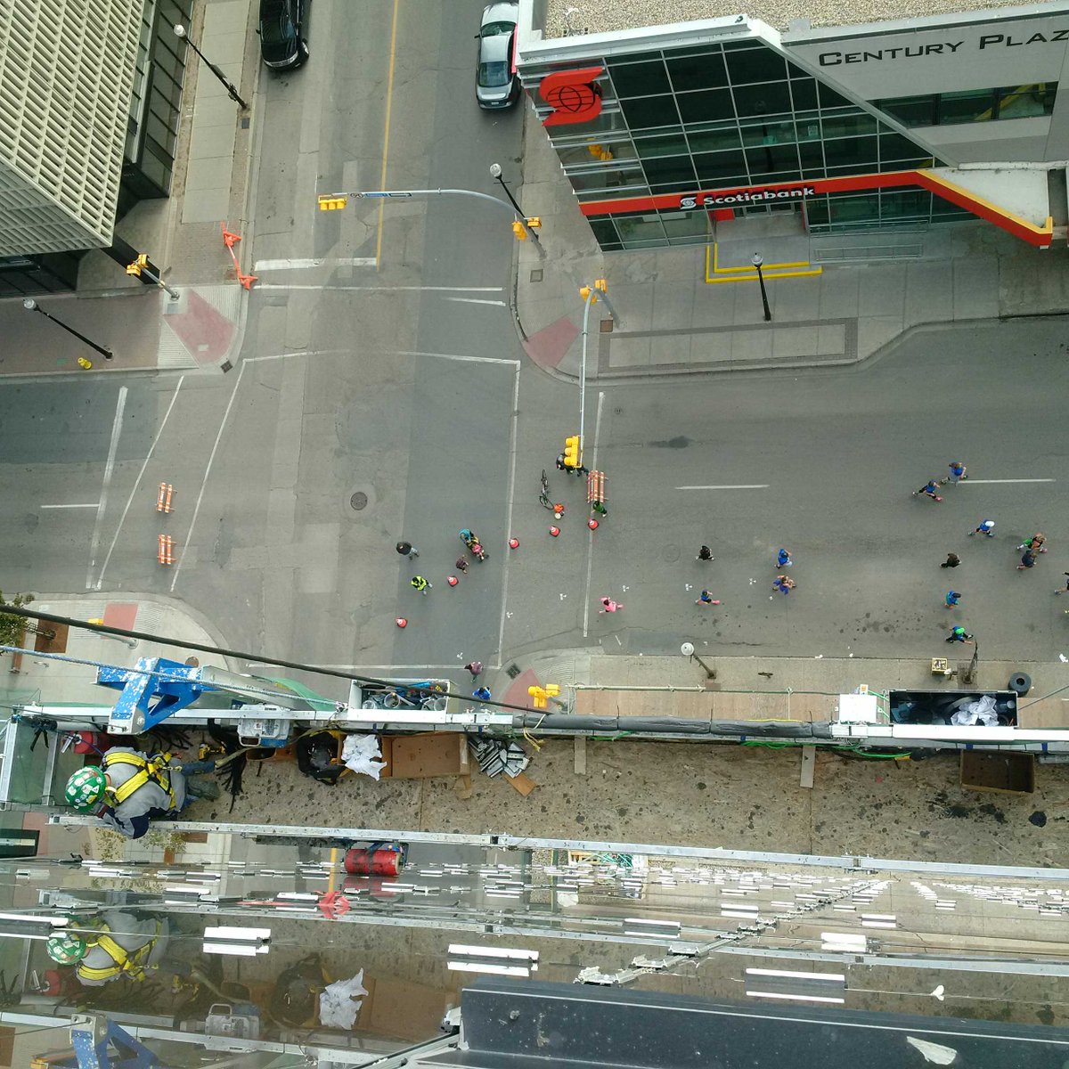 ValBradshaw's tweet image. Queen City Marathon as seen from the top of The Manor on Hamilton. #LotsOfCheering :)
@RunQCM @ReginaDowntown