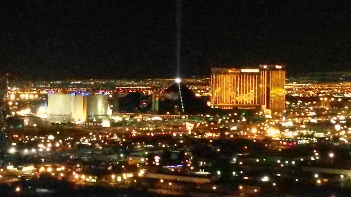 wray_g's tweet photo. In all bar one Manchester having a sociable drink before the carnage starts on Monday # vegas #luxorhotel https://t.co/Wj08uW3KDZ