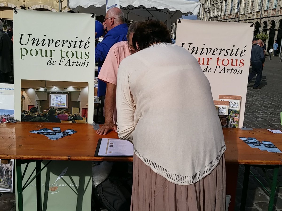 Au stand de l'université pour tous,en direct de la brocante #silidarite <a href="/VilleArras/">Ville d'Arras</a> <a href="/CultureArtois/">Culture Univ Artois</a>