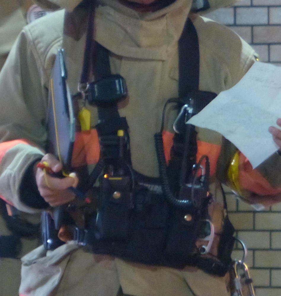 Ebara71 東京消防庁ファン 伝令の無線機２台持ちは胸の前でコンパクトになってました ２枚目のイラストは機関誌より T Co N9vytnjdqx Twitter