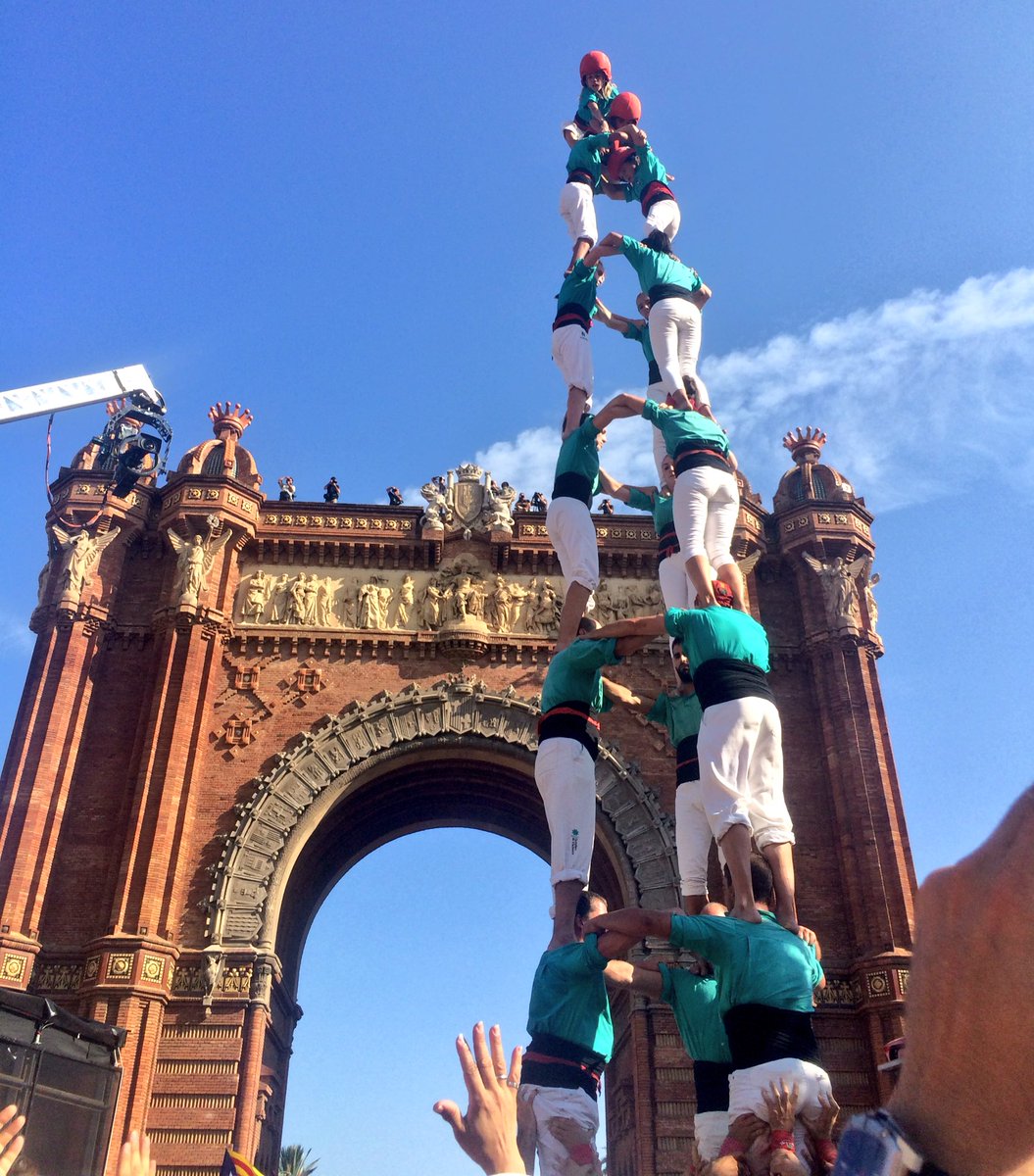 Verds's tweet photo. 3d8 descarregat a l'Arc del Triomf #tram38 #apunt #castellers https://t.co/cdq1AhEUBX