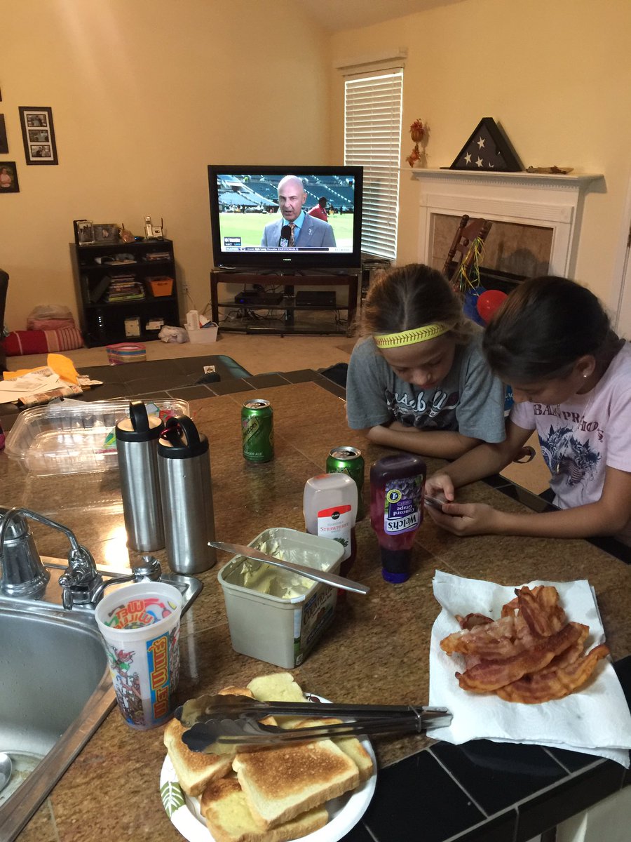 coolyg23's tweet photo. Hooking up these lil cuties a championship breakfast while watching #NFLGameDay #nflrollcall https://t.co/hOTdvN2RCj