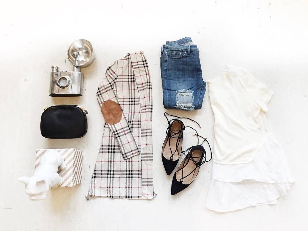 darlingletsgo's tweet photo. All the vibes of fall🍁 today! #plaidcardigan #blacklaceupheels #distressedjeans #fallstyle #flatlay #bulldog #rosew… https://t.co/A4ZBnL5cAQ