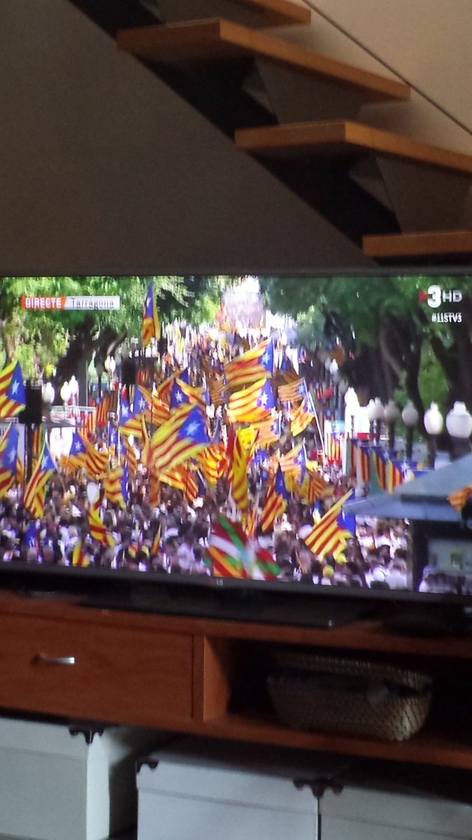 marcsamaniego's tweet photo. Quin orgull... va parir! Desde casa jo tb hi sóc #apunt11s #11Sep2016 #CatalanRepublicGO #independenciaja #11STV3 https://t.co/otYioOwQXt