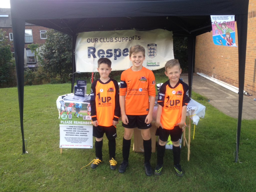 pumas_u13s's tweet photo. U8s and u12s at the respect stand with their new captains armbands. #oneclearmessage https://t.co/LSrMwQpvaA