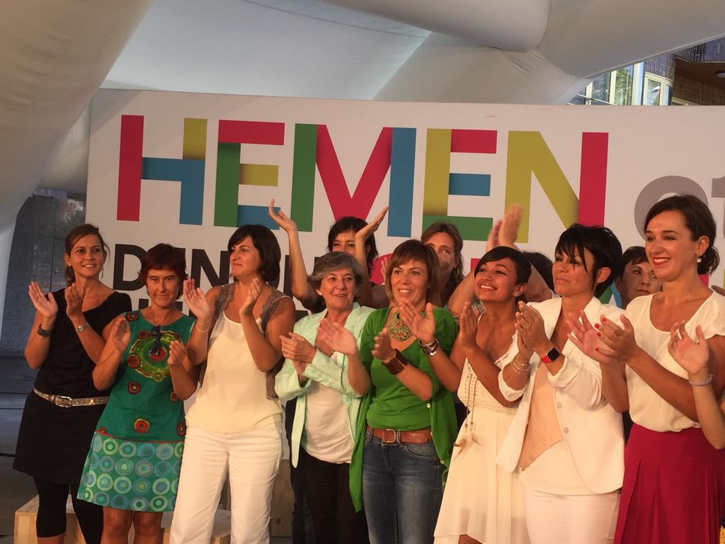 mirenlarrion's tweet photo. Sarasuaren metafora maite dut"aitaren etxea eta amaren sua" biak behar dira herria egiteko
Gaur Durangon sua+ilusioa https://t.co/V2kX35hpJJ