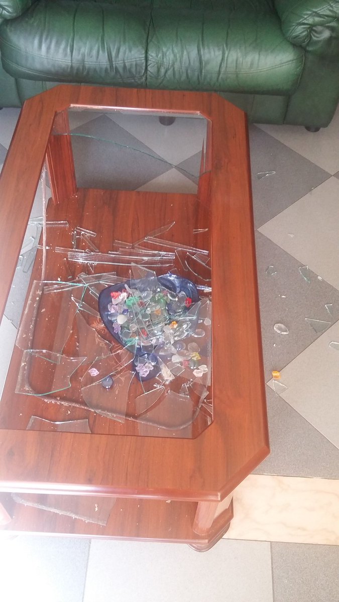 No es broma, Me he cargado la mesa celebrando el gol de la victoria de Rubén. No me hagáis más esto <a href="/RealBetis/">Real Betis Balompié 🌴💚</a>