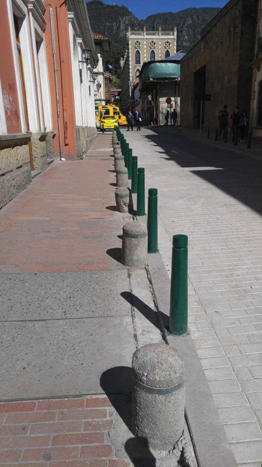 Leonardo__PD's tweet photo. Sólo en una ciudad, un alcalde roba dos veces de la misma manera... Adivina cuál.
(Bolardos nuevos en la Candelaria) https://t.co/PmKEIjXz82
