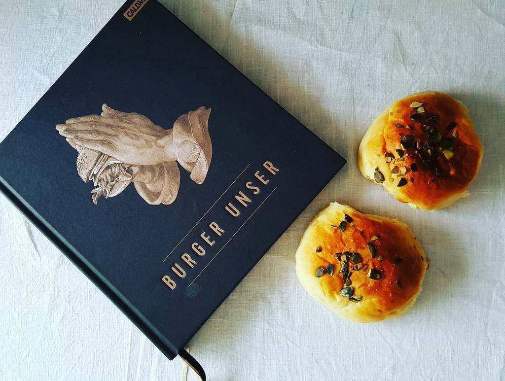 feedmeupb4ugogo's tweet photo. Auf dem #Blog gibts übrigens eine Buchvorstellung von #BurgerUnser, dem vielleicht besten … https://t.co/wYJnT71V2b https://t.co/uhTf7rx9jS