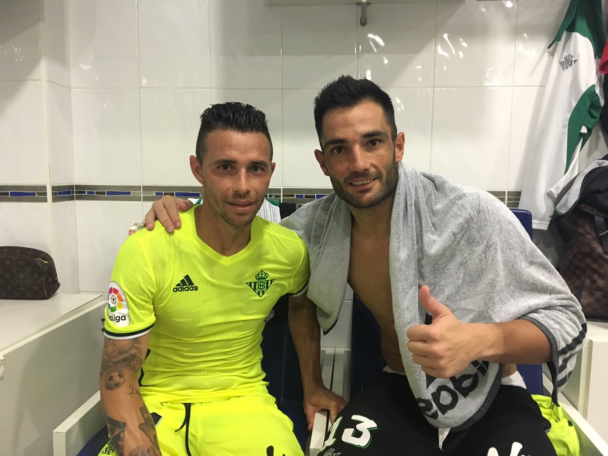 AntonioAdan13's tweet photo. Se cambio la historia!! #13 #betis #conhuevos #rubencastro #metealgunasieso  #estetioesmuybueno #30añosdespues https://t.co/3LO4PxJBSZ