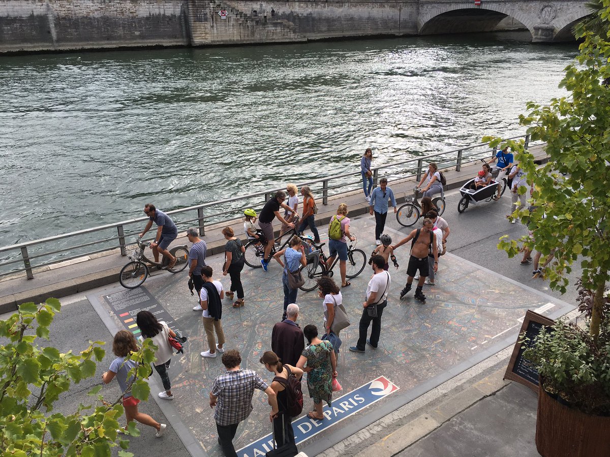 OlivierRazemon's tweet photo. Paris, #voiessurberges. Une semaine après la #pietonnisation, les habitudes non-motorisées sont prises. https://t.co/PS79RVvBWh