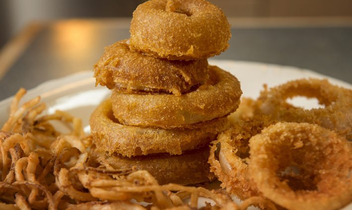 Chef Brook Harlan shares an easy onion ring recipe. A great snack for football Sunday. bit.ly/2czj6ID
