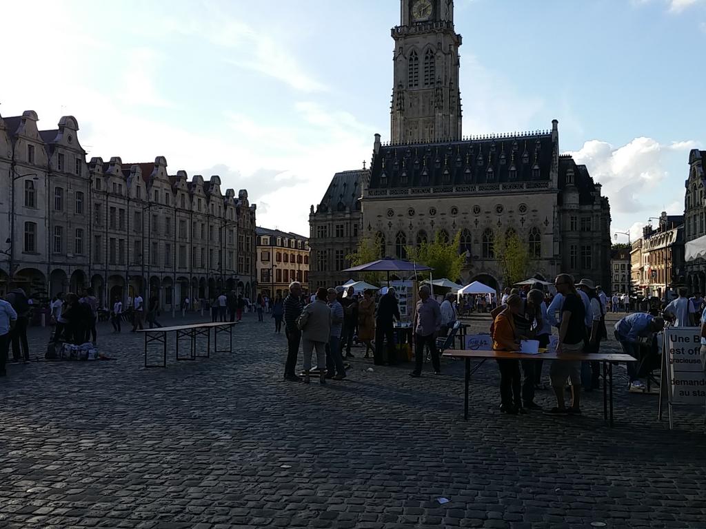Fin de journée, démontage de la brocante des associations <a href="/VilleArras/">Ville d'Arras</a> <a href="/GrandArras/">Com. Urbaine Arras</a> @BBZarras <a href="/CroixRouge62/">CroixRouge62</a>