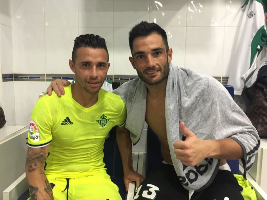 _JavierSantos_'s tweet photo. Da igual lo demás, las victorias del Betis siguen llegando por estos dos cracks. Increíble. https://t.co/h3A72naAMn