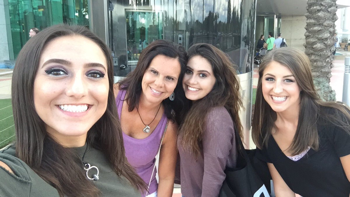 LivBellissimo's tweet photo. HAPPY 21ST BDAY TO MY OLDER SIS @Cassidy_Court 🎊🎉🍾🍻🍸 pt. 1 #YouDaPlug https://t.co/v4nOmqI3Xa