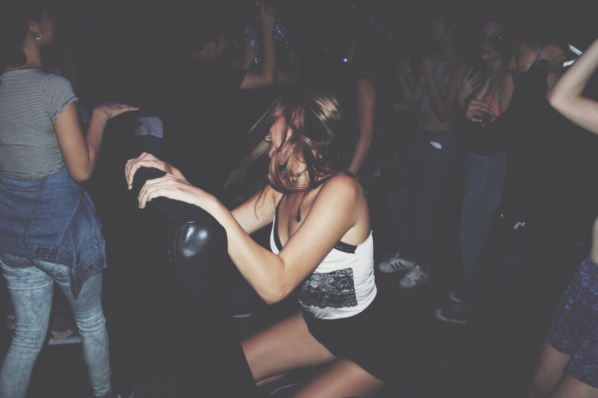 Sarmariie's tweet photo. Life tip: never go to wynwood without your swivel chair https://t.co/qWWfeuOSYt