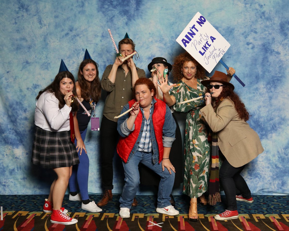 QueensNerdcraft's tweet photo. Thanks for partying with us @RattyBurvil & Alex Kingston! #timelordparty #meettheponds #DragonCon2016 https://t.co/9eGVtKZbCm