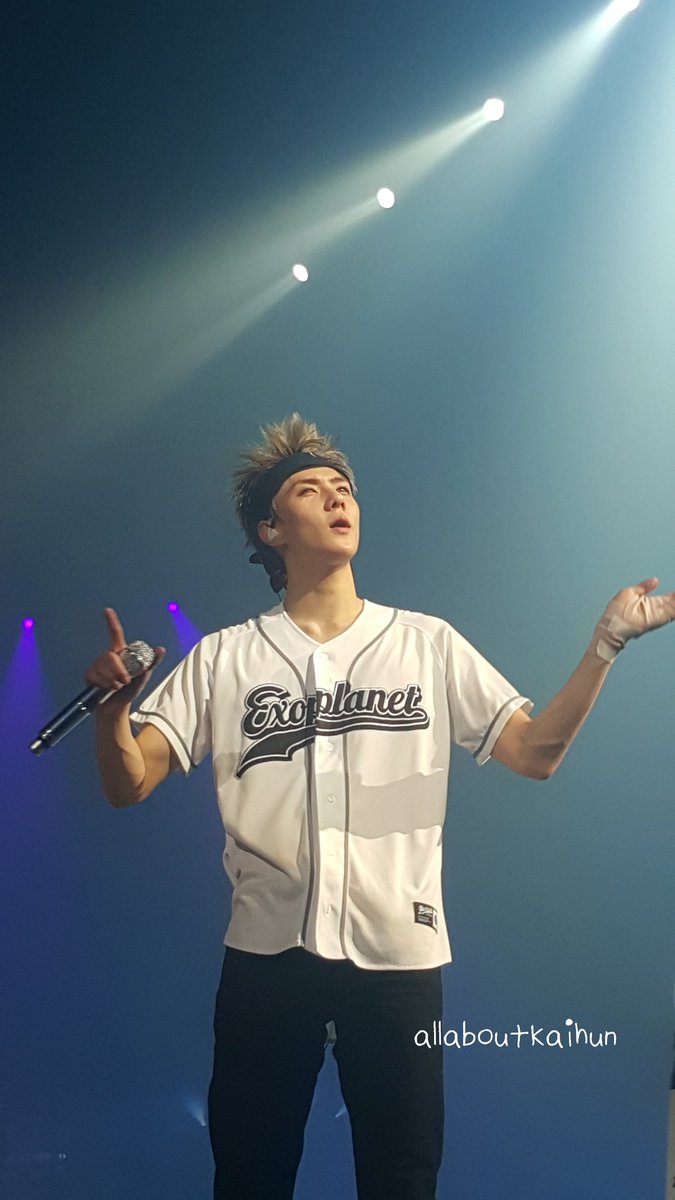 allaboutkaihun's tweet photo. วันนี้น้องฮุนน่ารักมากจริงๆ ผมตั้งแบบ5555555 แต่ยังงุ้ยๆเหมือนเดิม คอยมองคนในหลุมตลอดเลยน่ารัก 😭 #EXOrDIUMinBKKDay2 https://t.co/HpJB0OlkY2