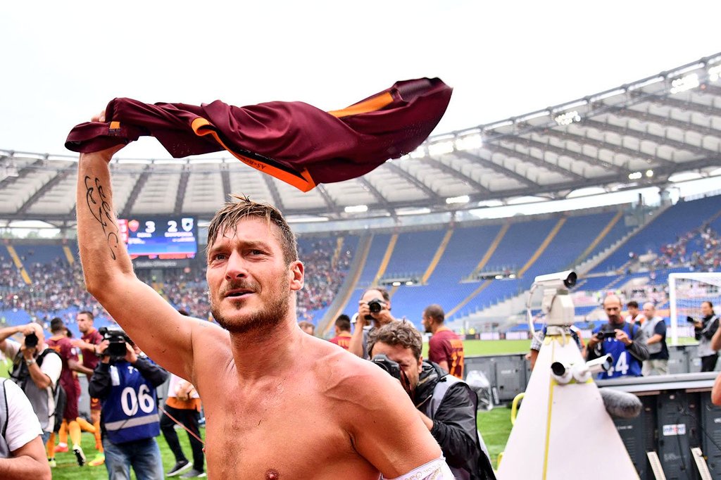 tottismo_10's tweet photo. NO TOTTI NO PARTY https://t.co/lxl21HwUcG