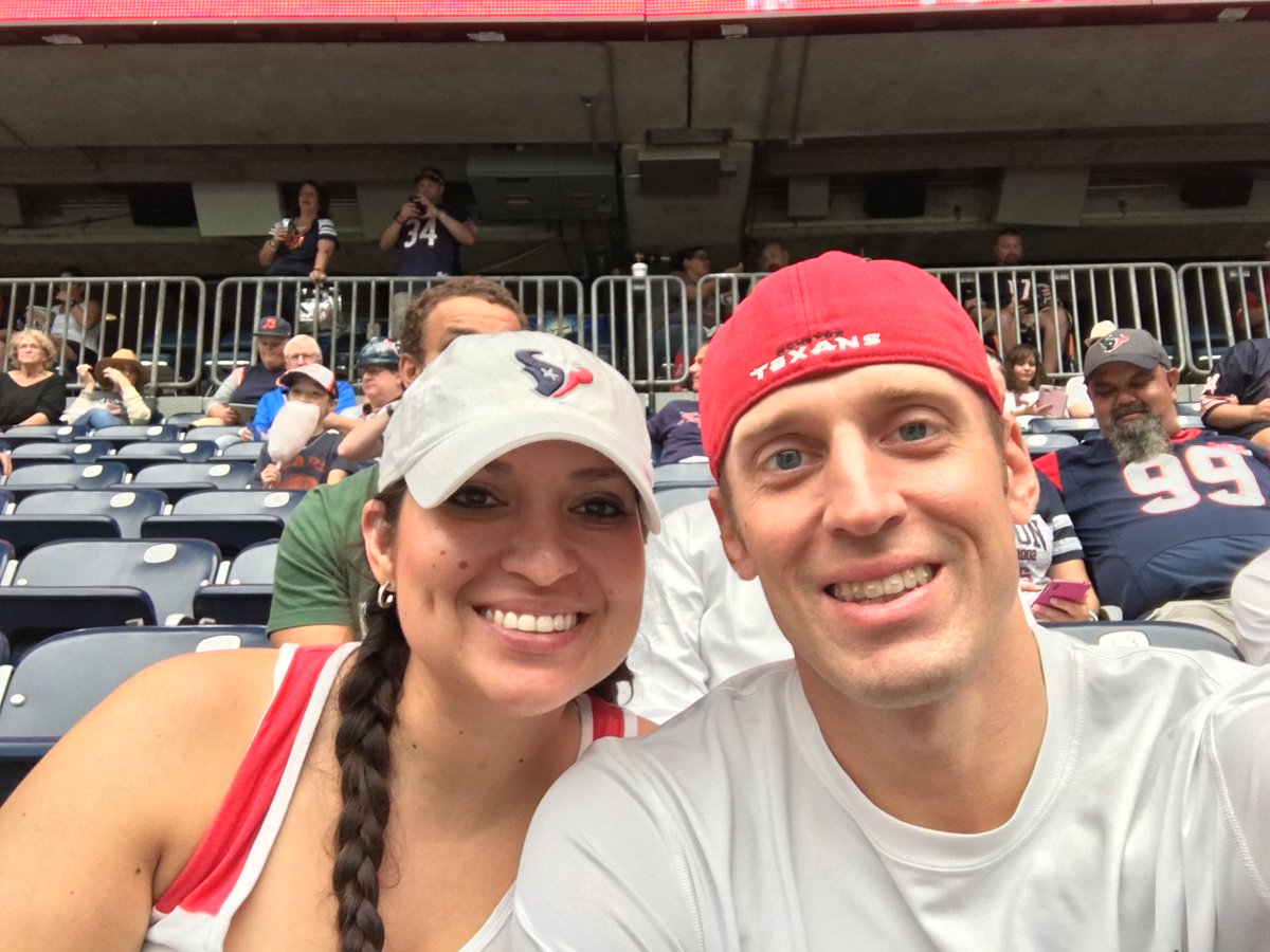 apena019's tweet photo. #LibertyWhiteOut #GoTexans #Houston https://t.co/Ubn1j3NB8y