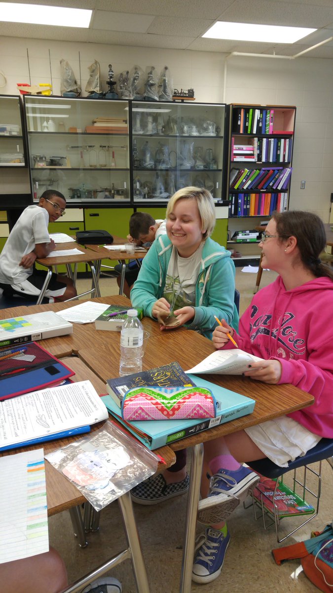 MrsCRucker's tweet photo. Look at all the fun they're having with just water and 16 cents. 

@CMSCardinals https://t.co/4TOVPr6lIJ