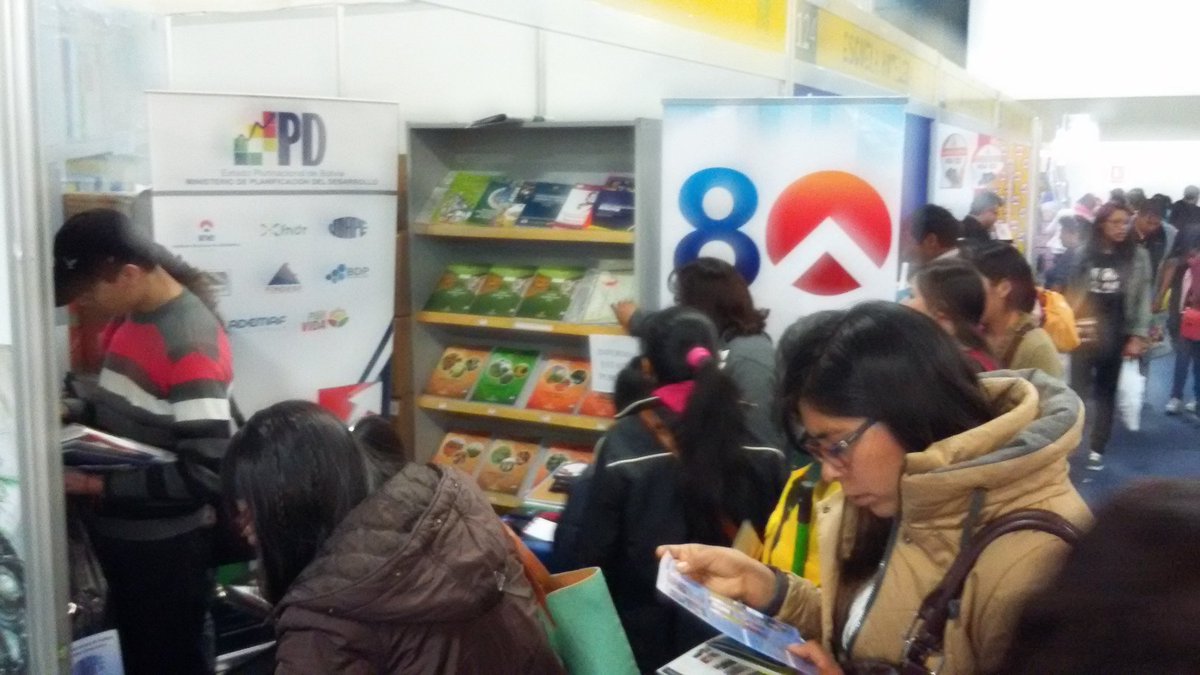 minplanifica's tweet photo. El Ministerio de Planificación, #UDAPE presente en el stand del INE en la #FeriaInternacionaldelLibro de #LaPaz. https://t.co/tQtV9ZUWWi