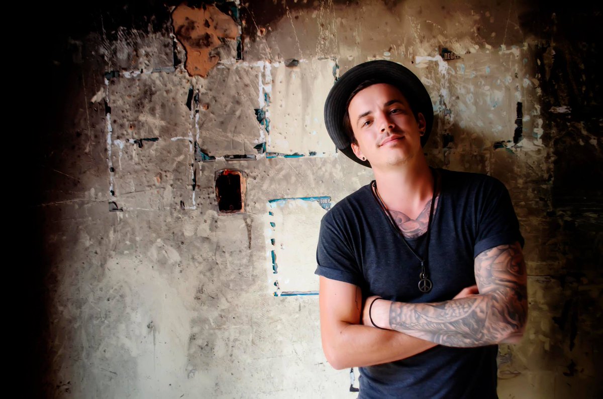 #JacaSATop20 BREAKAWAY <a href="/StuartReeceBand/">Stuart Reece</a> 'Away, away'. Retweet if you want this song to officially chart.