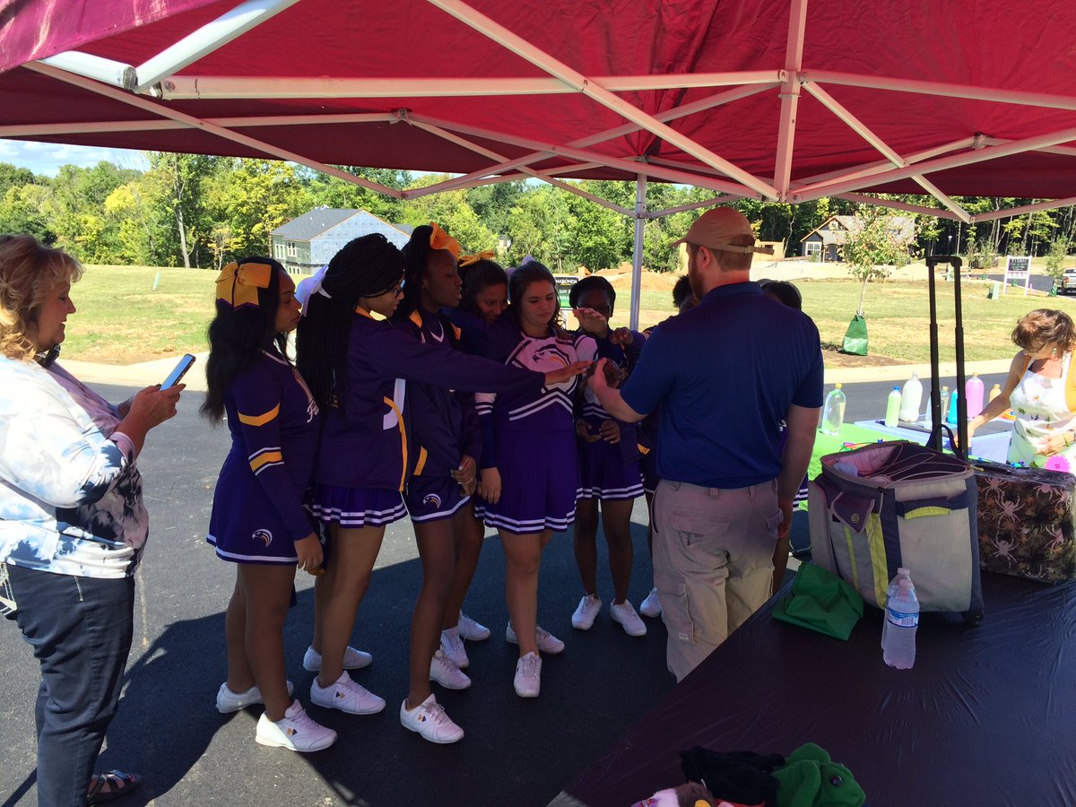 AikenFalcons's tweet photo. Come out to #CitiRama today! Our cheerleaders are learning about animals and their habitat from @greatparks! https://t.co/JDEDUf0lrS