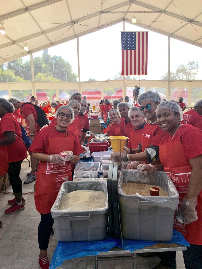 JetBlueDCA's tweet photo. DCA CMs/Sups volunteering at the #AARPDayOfService event on the Mall @JetBlue @HelloJetBlue #AARPCares #NeverForget https://t.co/kPSz4ud8Jy