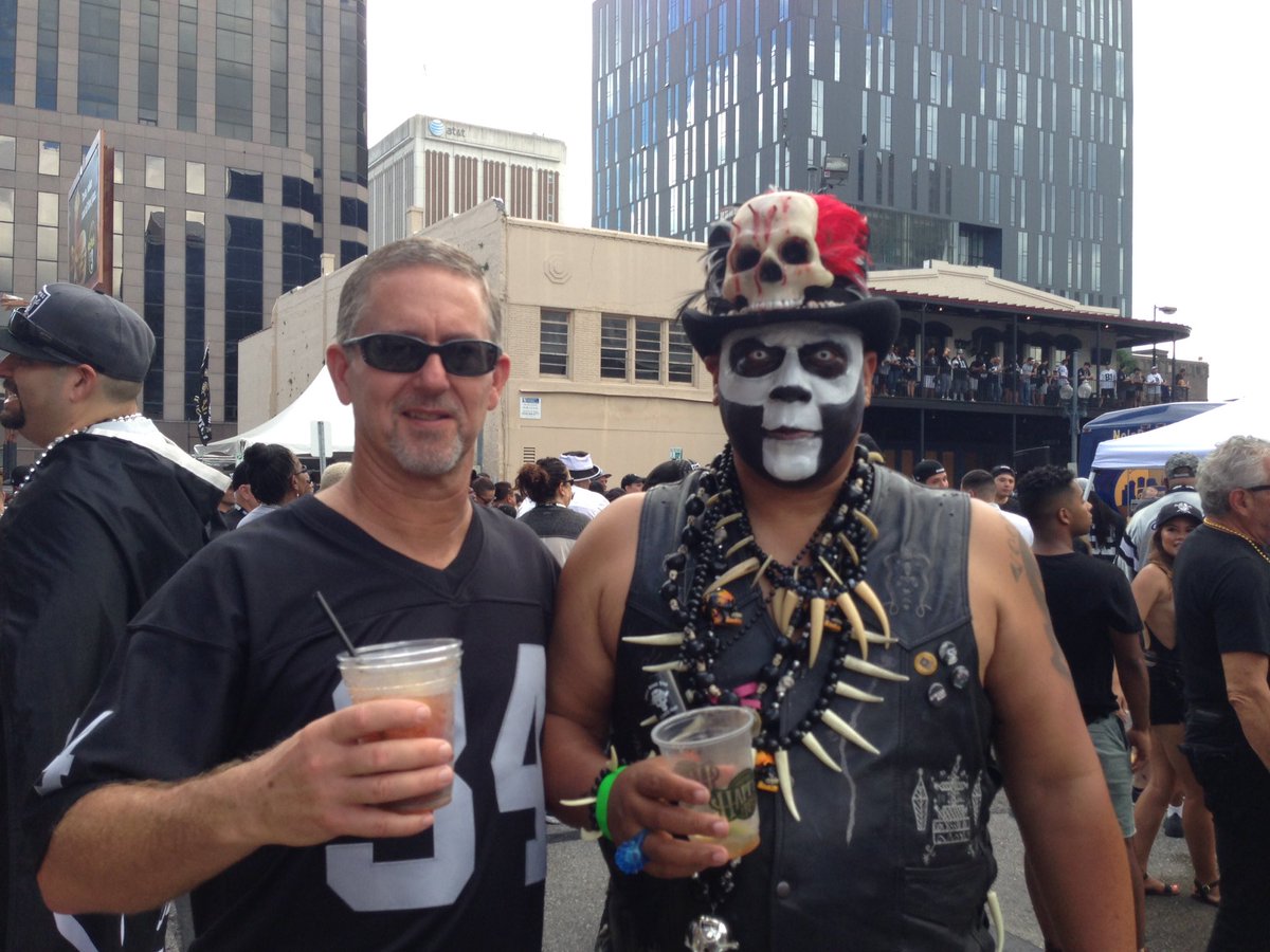 lccapehart's tweet photo. #SaintsGameDay https://t.co/F94VPZ7VgF