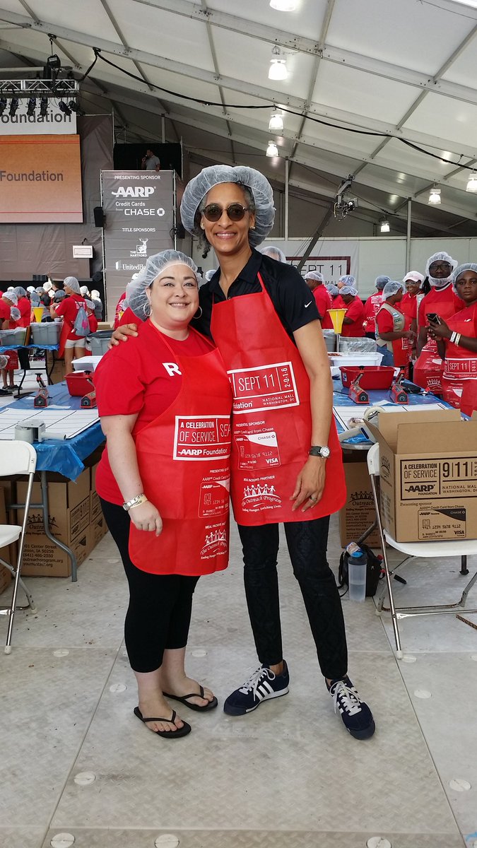 JetBlueDCA's tweet photo. DCA CMs/Sups volunteering at the #AARPDayOfService event on the Mall @JetBlue @HelloJetBlue #AARPCares #NeverForget https://t.co/r1VQTQeNEd
