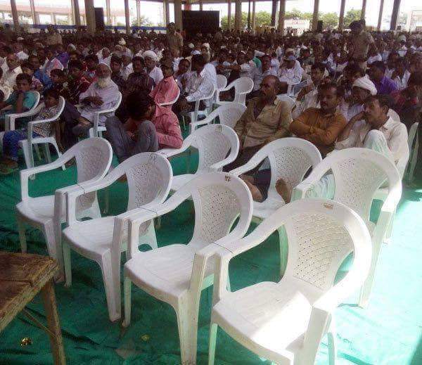 AashishKhetan's tweet photo. In a function of Gujarat CM in Rajkot today, chairs were tied to each other &amp; stage was fenced by iron mesh https://t.co/bpfwriViA0
