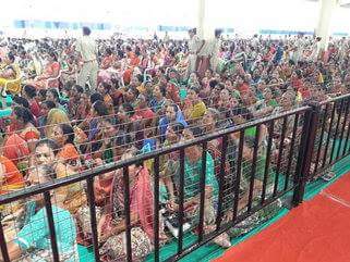 AashishKhetan's tweet photo. In a function of Gujarat CM in Rajkot today, chairs were tied to each other &amp; stage was fenced by iron mesh https://t.co/bpfwriViA0
