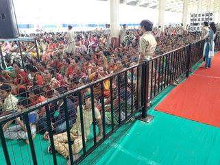 AashishKhetan's tweet photo. In a function of Gujarat CM in Rajkot today, chairs were tied to each other &amp; stage was fenced by iron mesh https://t.co/bpfwriViA0