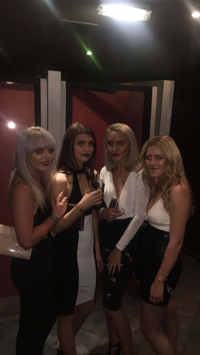 Chelsx99's tweet photo. Nights with my gyals are my favourite kind 👀👯👯 @miagrocott_ @chlogoodwinxo @lizabethsalt https://t.co/n692azbo1w