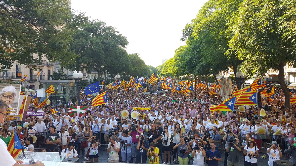 ForcadellCarme's tweet photo. Un any més hem tornat a mostrar el nostre civisme i determinació al món! Gran Diada des de Tarragona! #apunt11s https://t.co/pkthEGZWq4