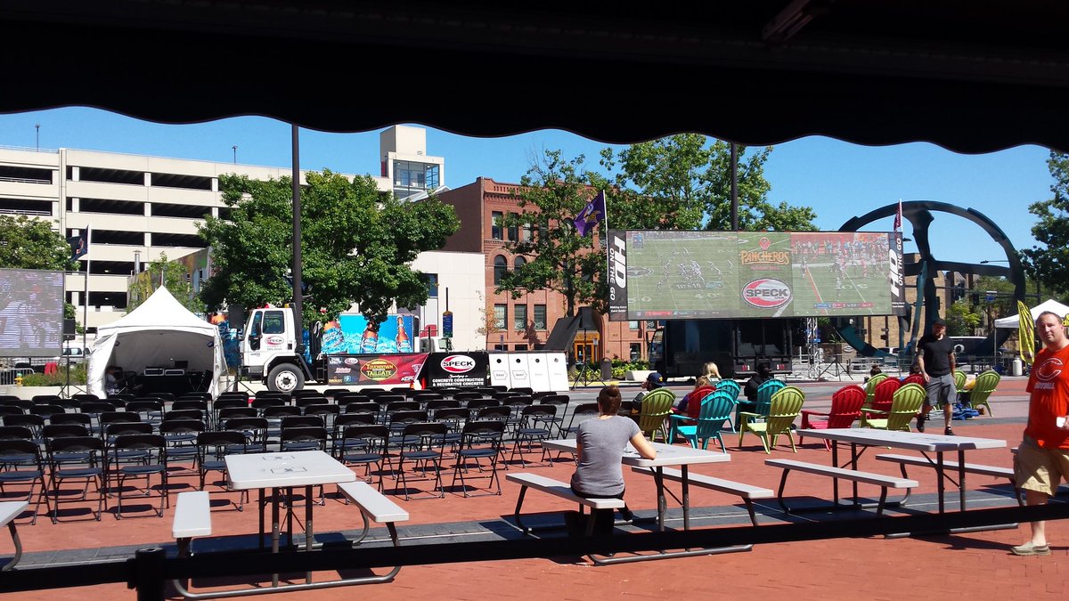 allisonepeters1's tweet photo. Watch 4 games at once and drink great beer. Beautiful day for the #TouchdownTailgate @IACraftBeerTent https://t.co/gKxQy0cQSY