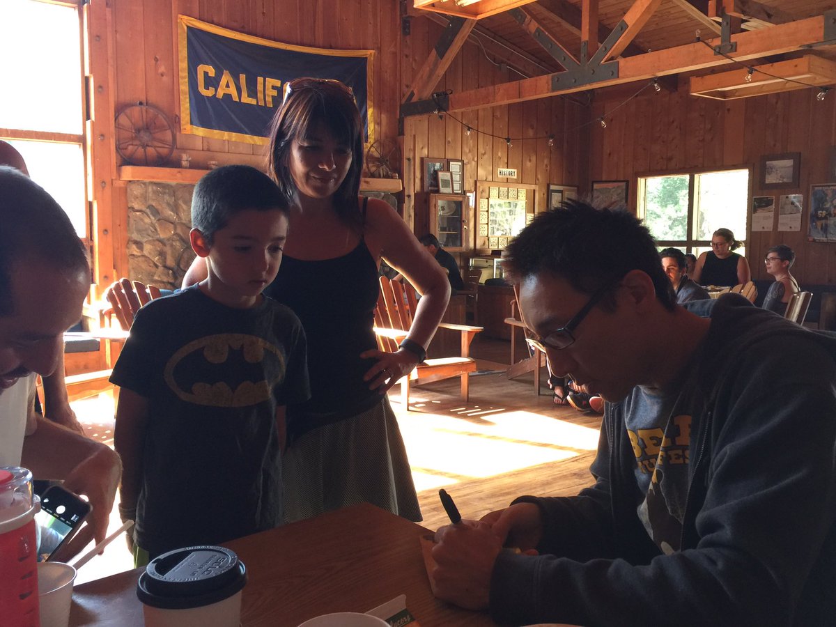 .<a href="/TweetKevinSo/">Kevin So</a> greets some new #fans over #breakfast. ❤️ #Autographs welcome at #BearMusicFest! 💿🖋🎶