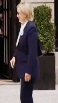Not the same Person, diff version of Hillary emerges Fr daughter's apt SKINNY! Body double! 
youtube.com/embed/LGSo6xNh…