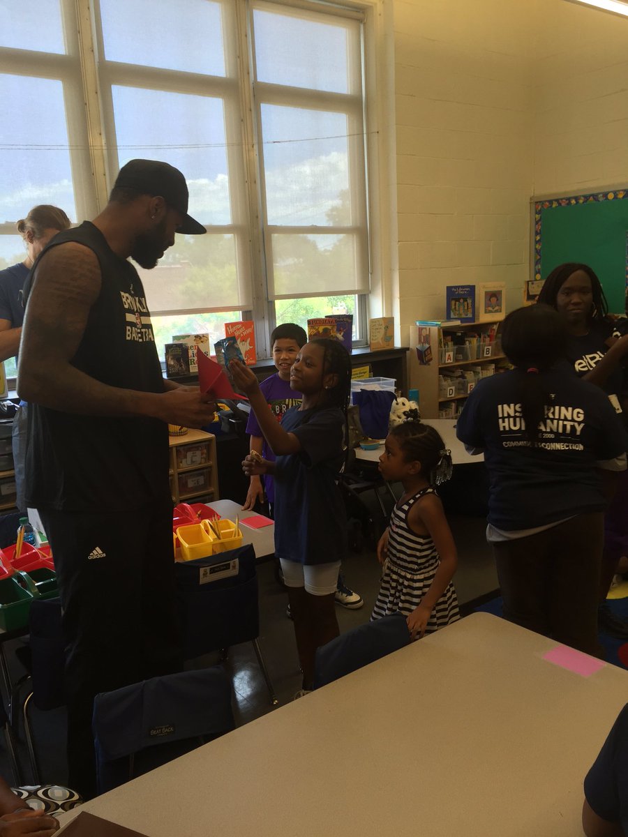 YFsportsUSA's tweet image. .@35_fitz surprised kids at Canarsie Ascend School in #Brooklyn to help them build a new playground #TeamASM