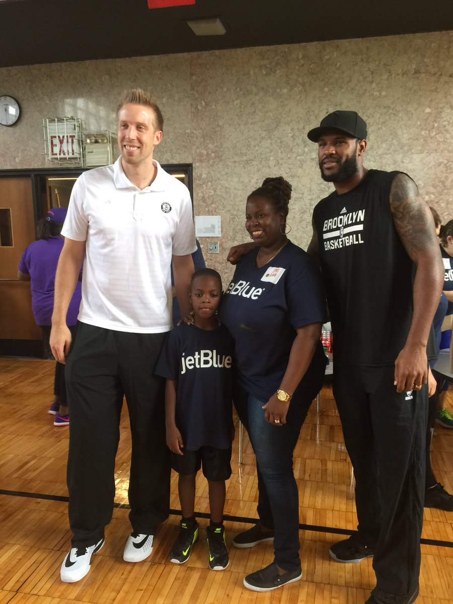 YFsportsUSA's tweet image. .@35_fitz surprised kids at Canarsie Ascend School in #Brooklyn to help them build a new playground #TeamASM