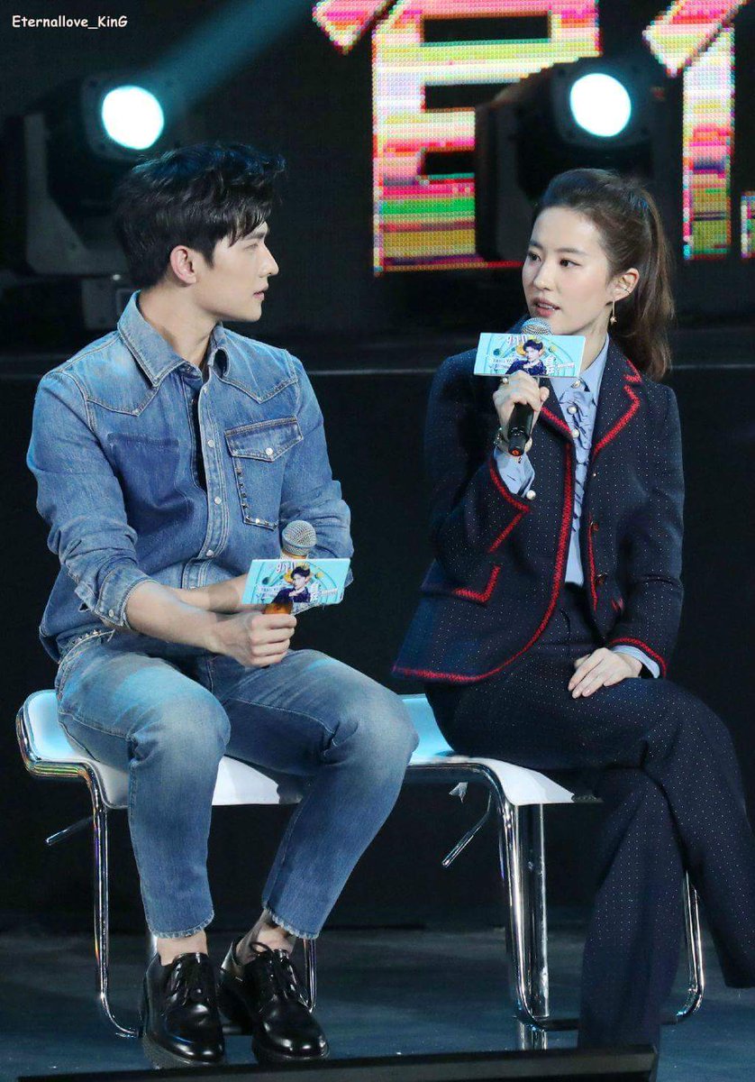 FulltimeBusy09's tweet photo. ดูมันมองพี่เค้า 😆😆 น่ารักทั้งคู่ #หยางหยาง  #หลิวอี้เฟย #สามชาติสามภพป่าท้อสิบลี้ https://t.co/2Vim2OtE0M