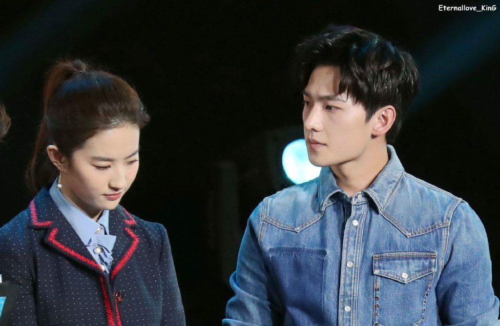 FulltimeBusy09's tweet photo. ดูมันมองพี่เค้า 😆😆 น่ารักทั้งคู่ #หยางหยาง  #หลิวอี้เฟย #สามชาติสามภพป่าท้อสิบลี้ https://t.co/2Vim2OtE0M