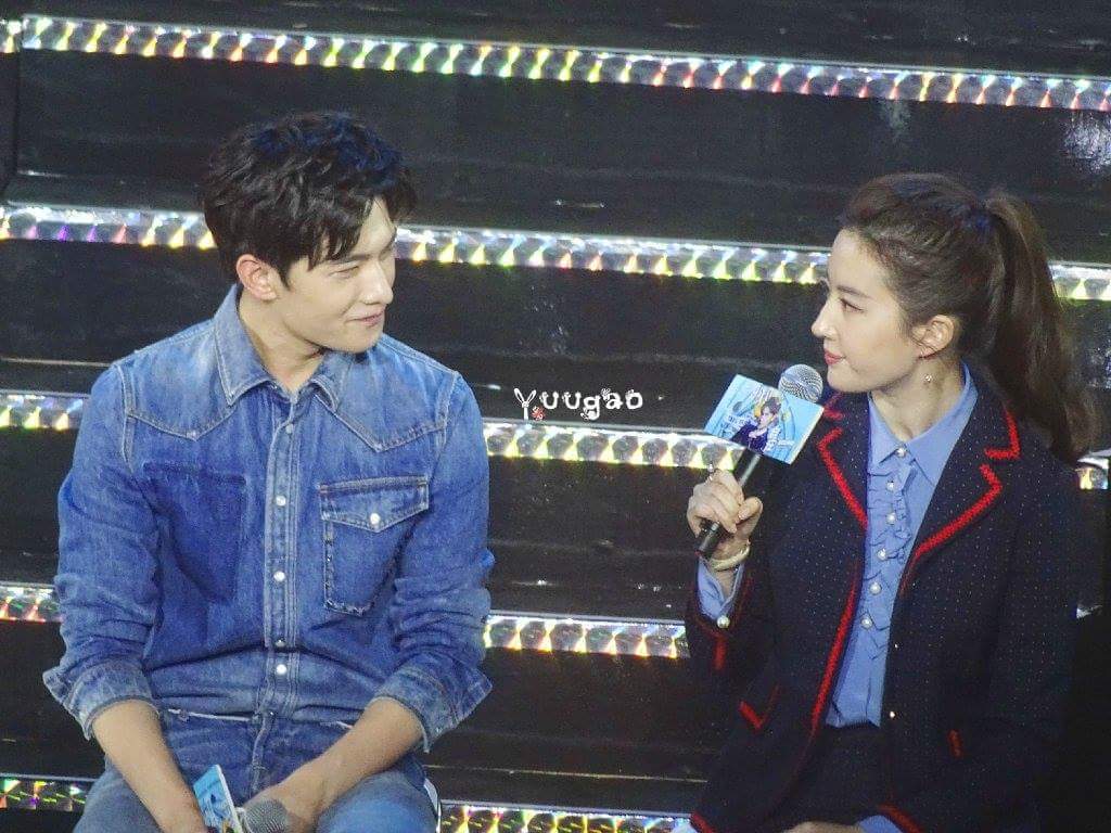 FulltimeBusy09's tweet photo. ดูมันมองพี่เค้า 😆😆 น่ารักทั้งคู่ #หยางหยาง  #หลิวอี้เฟย #สามชาติสามภพป่าท้อสิบลี้ https://t.co/2Vim2OtE0M