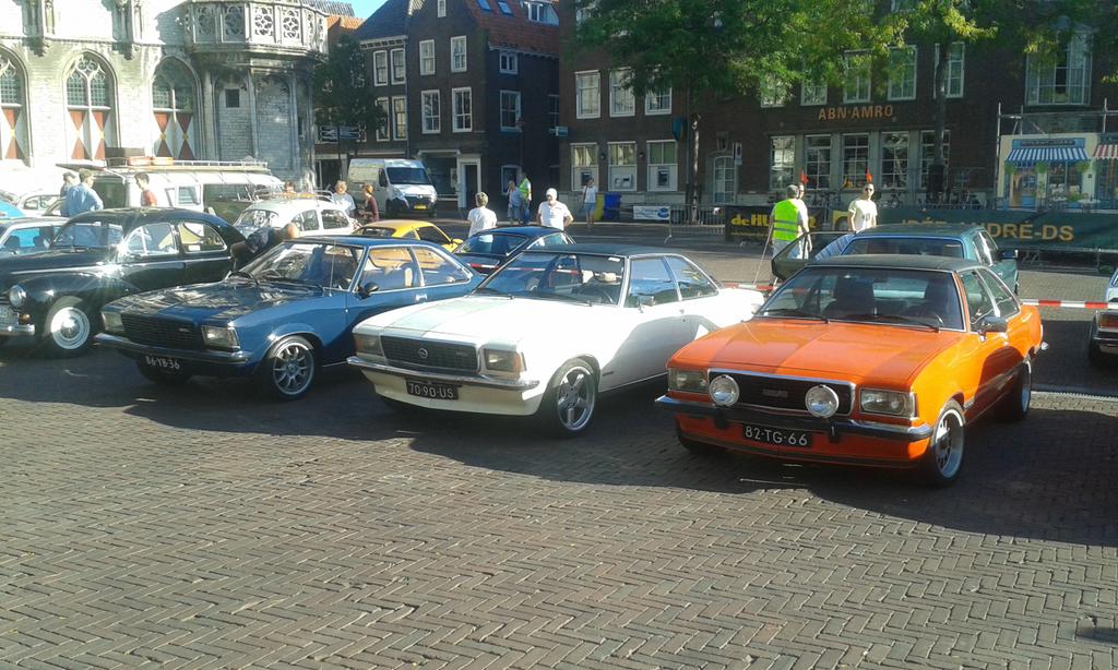 Materss's tweet photo. Drie op een rij. #Opel Rekord Coupe &amp; Commodore #oldtimerdag # Middelburg https://t.co/MOFwCZB1n1