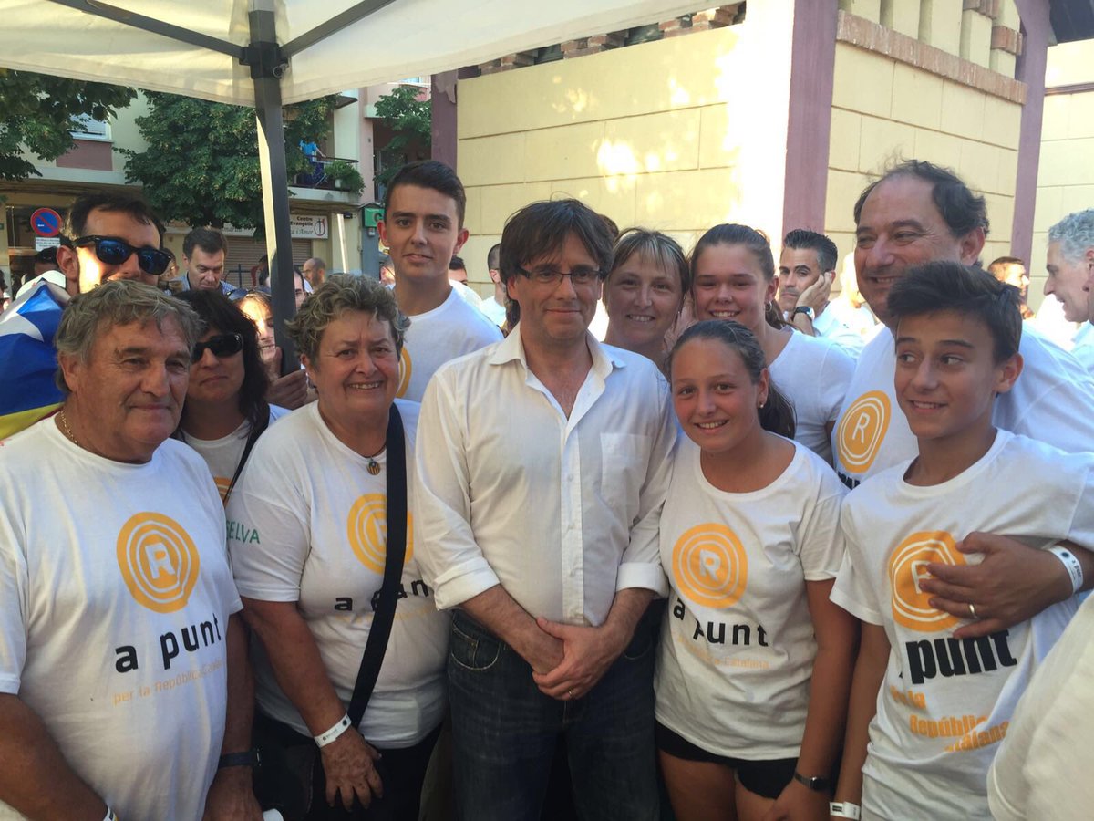 InDeLaSelva's tweet photo. Membres dels @InDeLaSelva amb @KRLS President de la Generalitat, en els actes de la #Diada a #Salt https://t.co/KdWHQjydm9