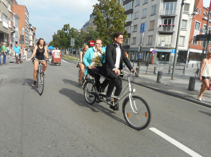 Lutje50's tweet photo. Showbeest Joe Hardy onthaald als ster op tandem tijdens Autovrije Zondag 2016 https://t.co/VUNuTAh7N0 https://t.co/jkcC09QRdU